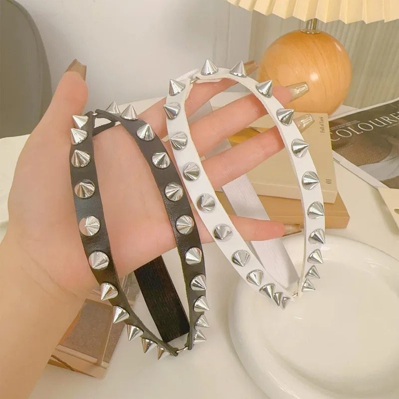 Podwójny pasek na udo z kolcam – Leatherwork Rivets recenzja i cena