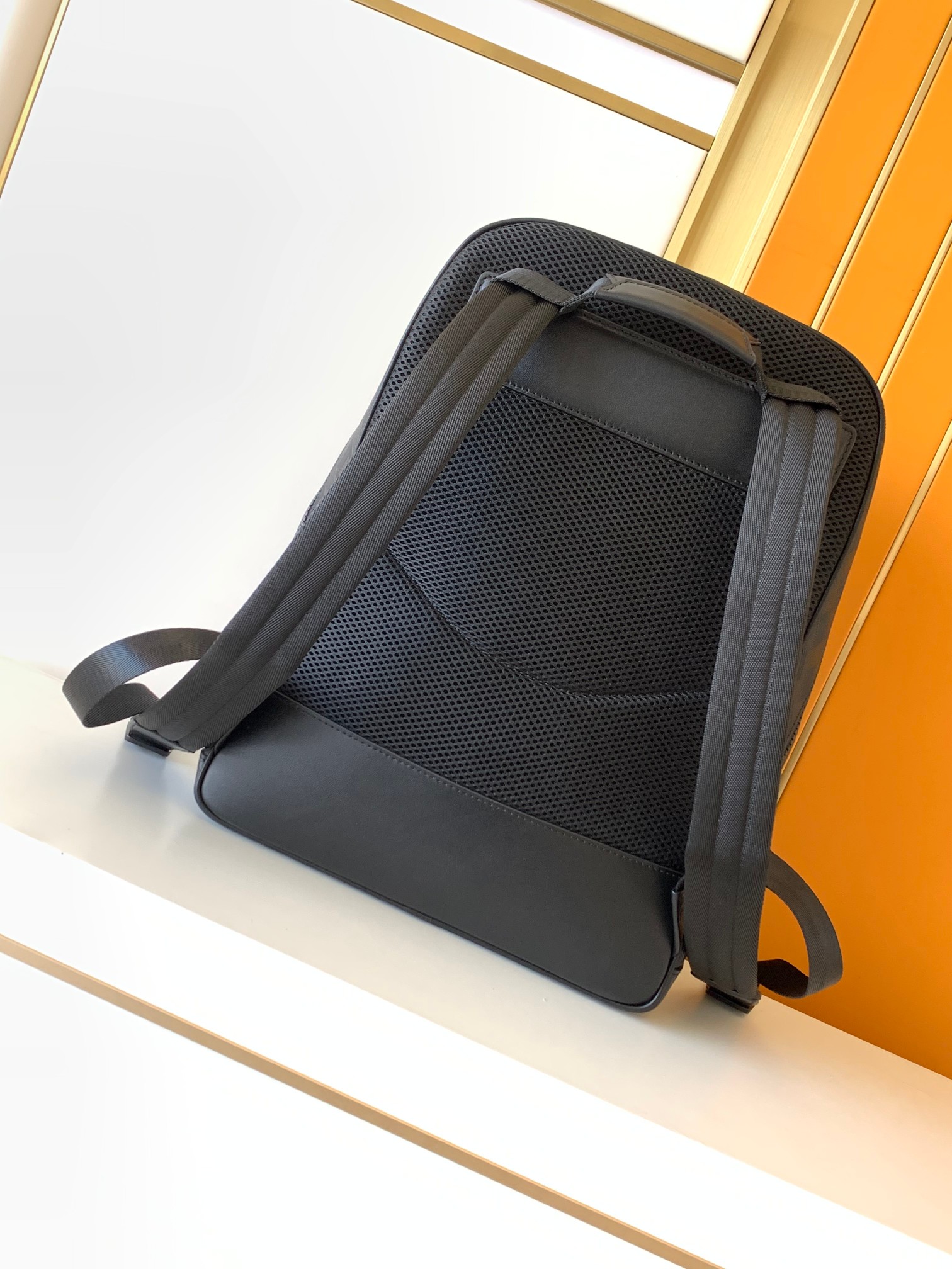 Minimalistyczny czarny plecak  – Leather Work Rucksack Mens recenzja i cena