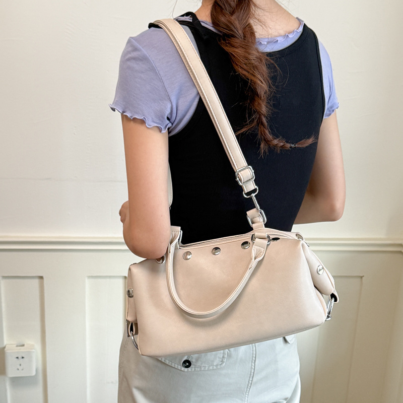 Damska torebka typu tote z mię – Leatherwork Rivets recenzja i cena