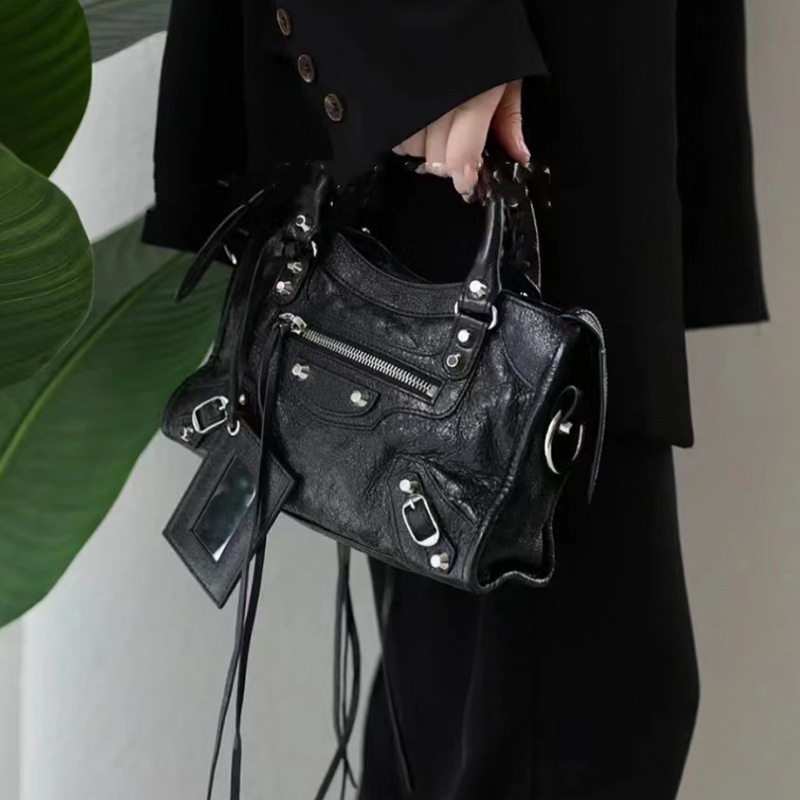 Damska torebka crossbody w sty – Leatherwork Rivets recenzja i cena