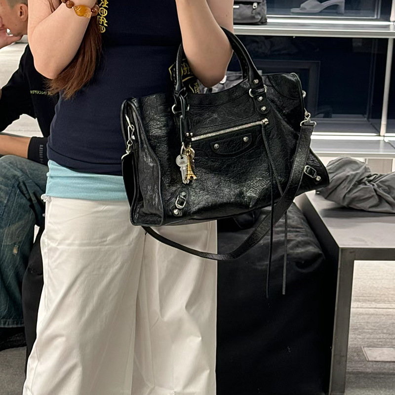 Damska torebka crossbody w sty – Leatherwork Rivets recenzja i cena